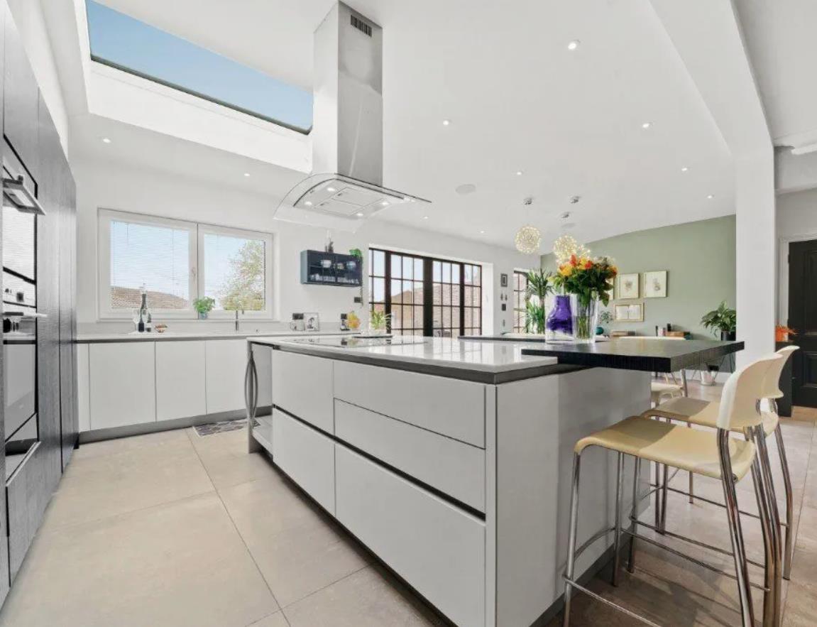 5 bed property in Gladstone Park Gardens, Dollis Hill